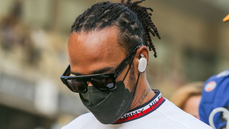 Hüllt sich seit Wochen in Schweigen: Lewis Hamilton