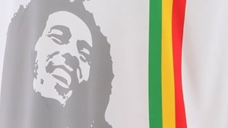 Trikots im Bob-Marley-Stil liegen derzeit im Trend (Bildquelle: footyheadlines.com).