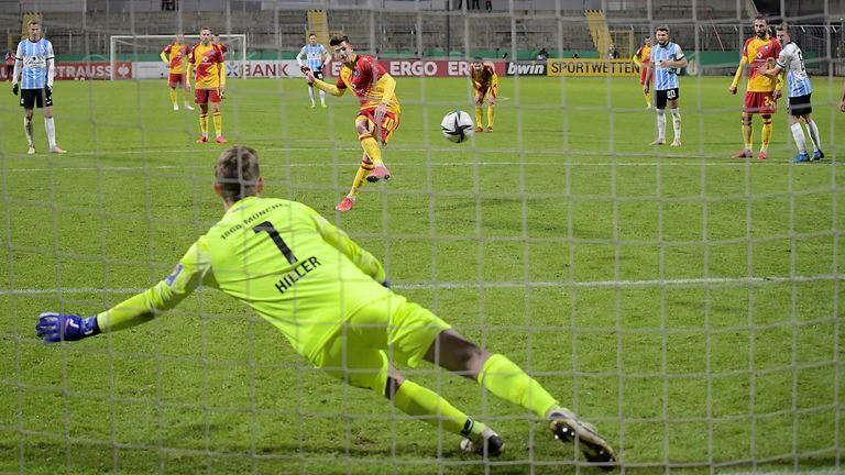 Karlsruhes Marvin Wanitzek trifft im Pokal-Achtelfinale beim TSV 1860 München souverän vom Punkt.