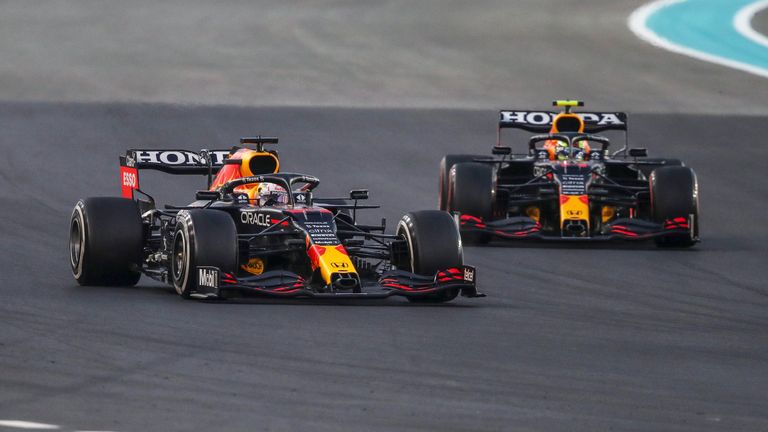 Max Verstappen (links) und Sergio Perez im RB16 aus der F1-Saison 2021.
