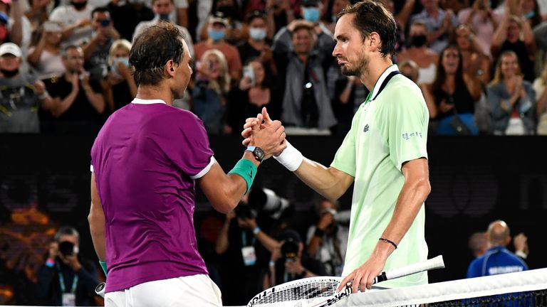 Daniil Medvedev (r.) gratuliert Rafael Nadal fair nach dem Finale der Australian Open. 