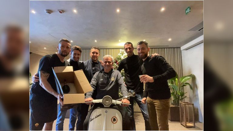 The Special One ''bleibt gleich'': Für Jose Mourinho geht's per Roller ins neue Jahr. Quelle: Instagram/josemourinho