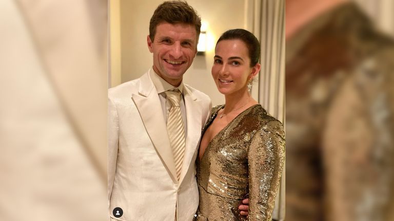 Thomas Müller feiert durchgestyled mit Frau Lisa. Quelle: Instagram/esmuellert