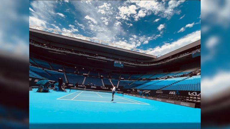 Nichts mit Feierei. Rafael Nadal ist direkt zurück auf dem Tennis-Platz und grüßt vom Court. Quelle: Instagram/rafaelnadal