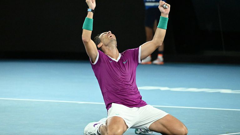 Rafael Nadal sinkt zu Boden nach dem Gewinn der Australian Open. 