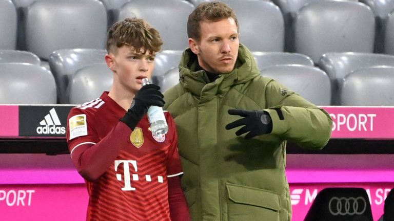 Bayern-Trainer Julian Nagelsmann  (r.) wechselt den erst 16-jährigen Paul Wanner erstmals in der Bundesliga ein.
