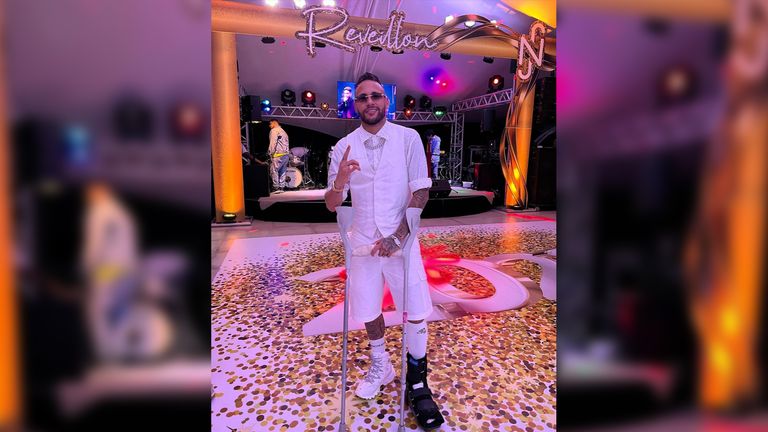 Neymar feiert auf Krücken. Tut dem Outfit aber keinen Abbruch. Quelle: Instagram/neymarjr