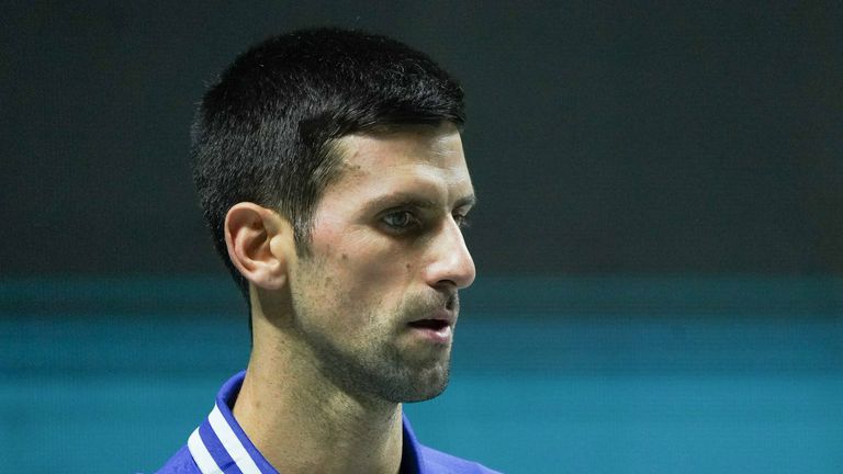 Novak Djokovic sitzt in Melbourne am Flughafen fest.