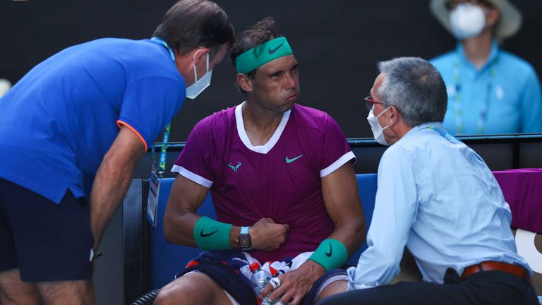 Rafael Nadal muss sich im Viertelfinale der Australian Open gegen Denis Shapovalov behandeln lassen.