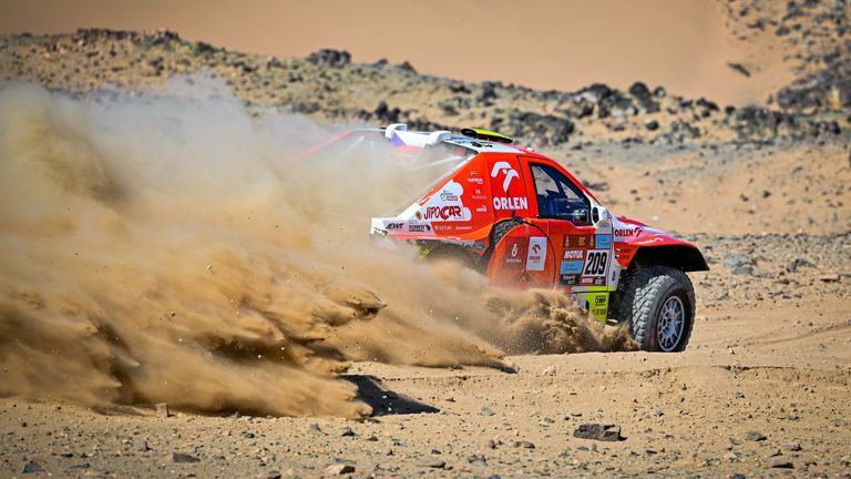 Bei der Rallye Dakar ist es zu einer Explosion gekommen.