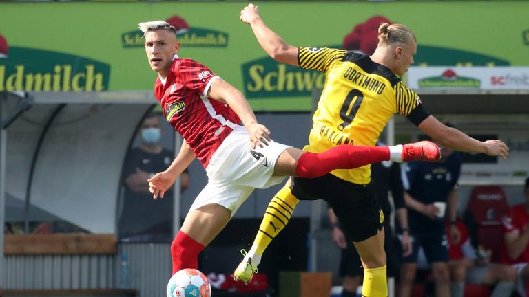 Ein fast schon gewohntes Bild aus dem Hinspiel zwischen dem SC Freiburg und Borussia Dortmund: Nico Schlotterbeck (l.) gewinnt einen Zweikampf gegen Erling Haaland.
