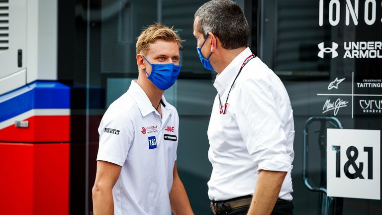 Haas-Teamchef Günther Steiner und Mick Schumacher blicken auf eine erfolgreiche Saison zurück.