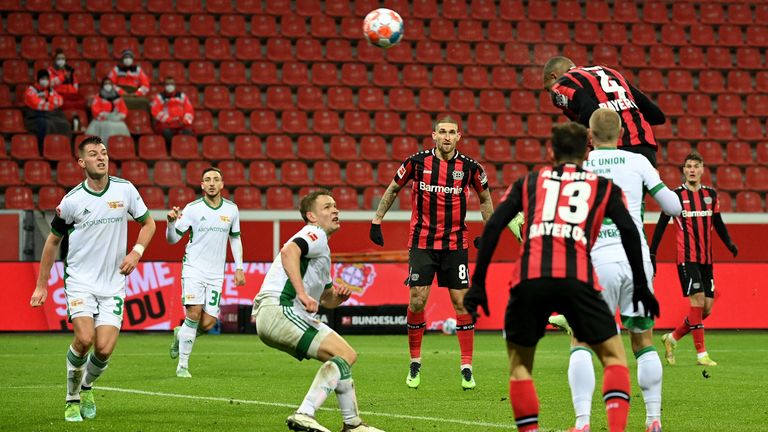 Jonathan Tah erzielt den Ausgleich für Bayer Leverkusen gegen Union Berlin.