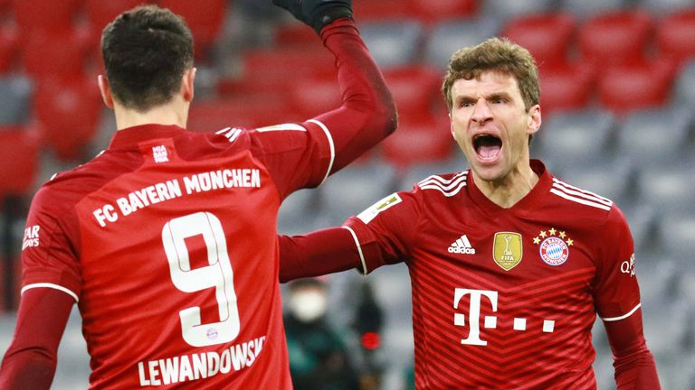 Thomas Müller (r.) und Robert Lewandowski (l.) sind beim FC Bayern ein eingespieltes Offensiv-Duo - mit klaren Arbeitsbeschreibungen. 