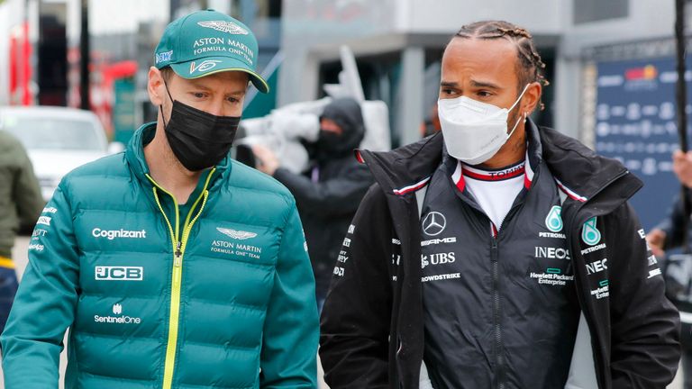 Weltmeister unter sich: Sebastian Vettel (l.) und Lewis Hamilton im Austausch.