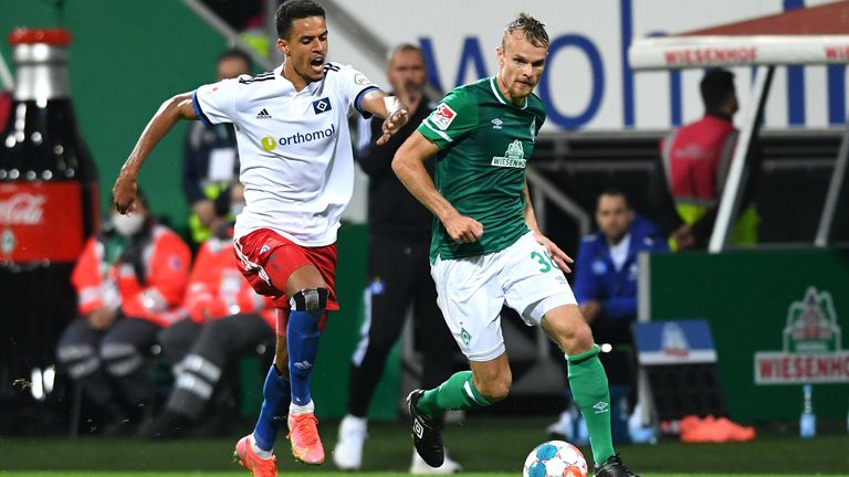 HSV-Torjäger Robert Glatzel (l.) und Bremens Christian Groß wollen mit ihren Vereinen in die Bundesliga aufsteigen.