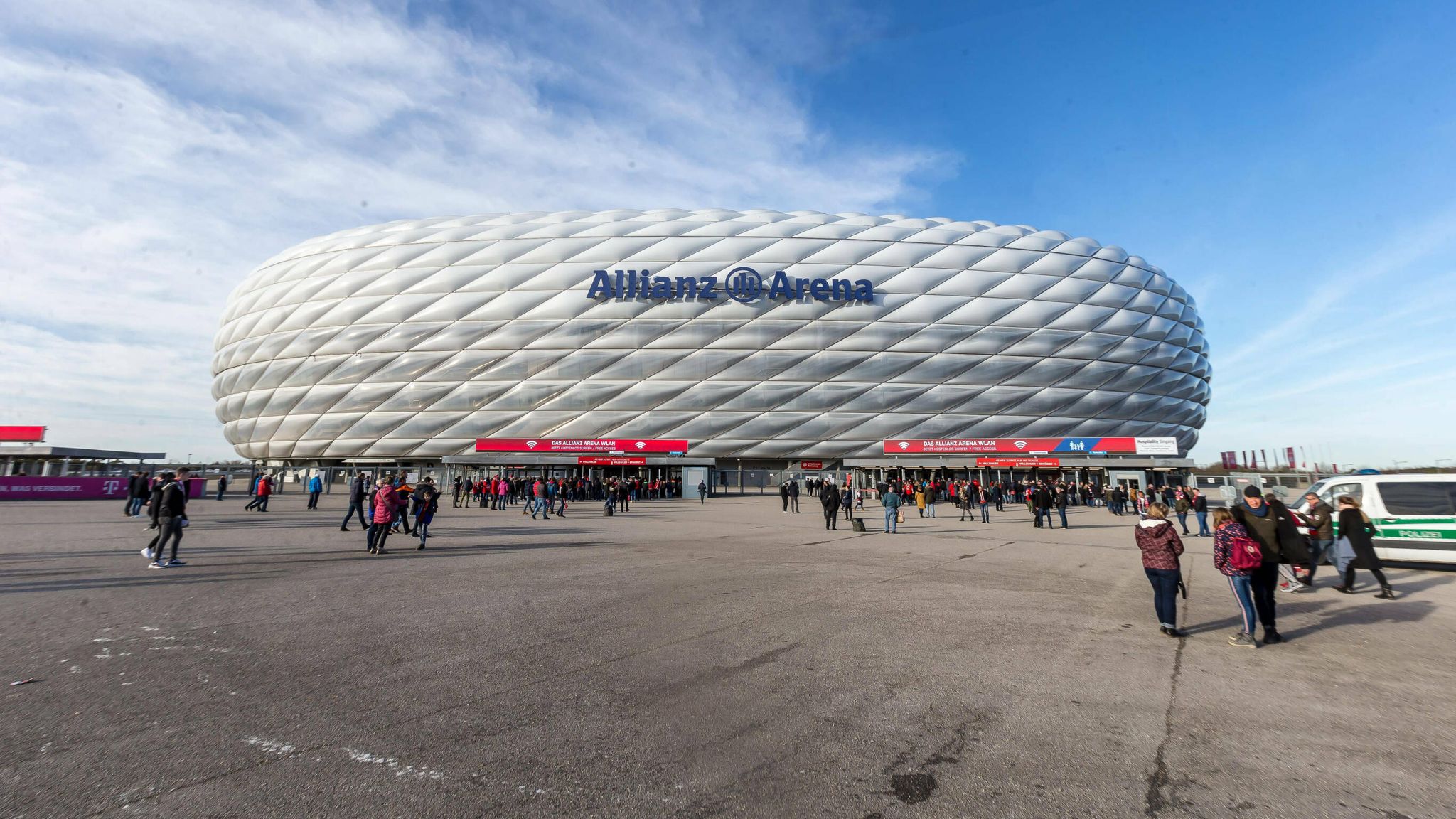 FC Bayern News: Allianz Arena Leuchtet Gegen RB Leipzig Lila | Fußball ...