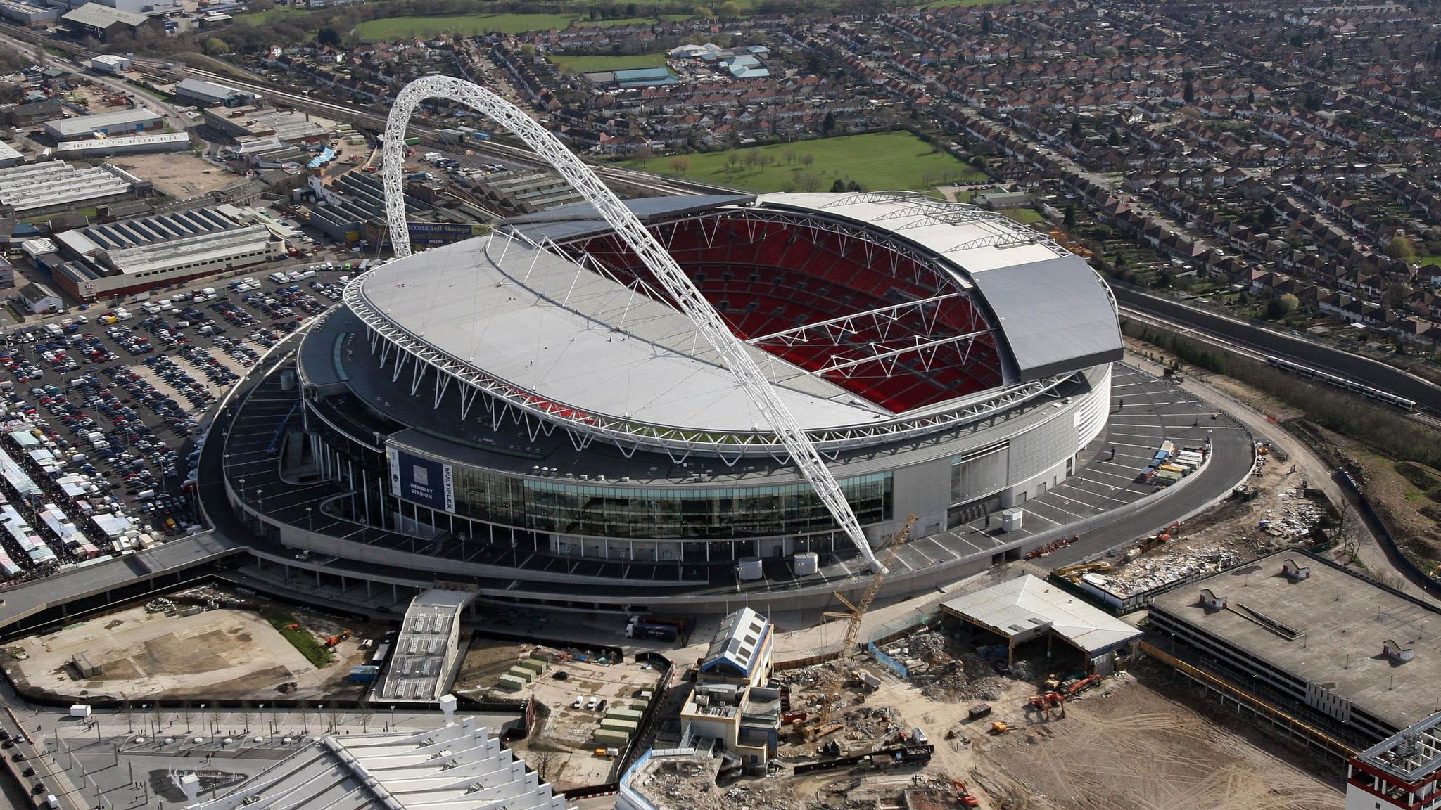 Стадион уэмбли старый. Стадион Уэмбли в Лондоне. Стадион Уэмбли Фостер. Стадион Wembley в Лондоне Фостер. Уэмбли стадион новый.