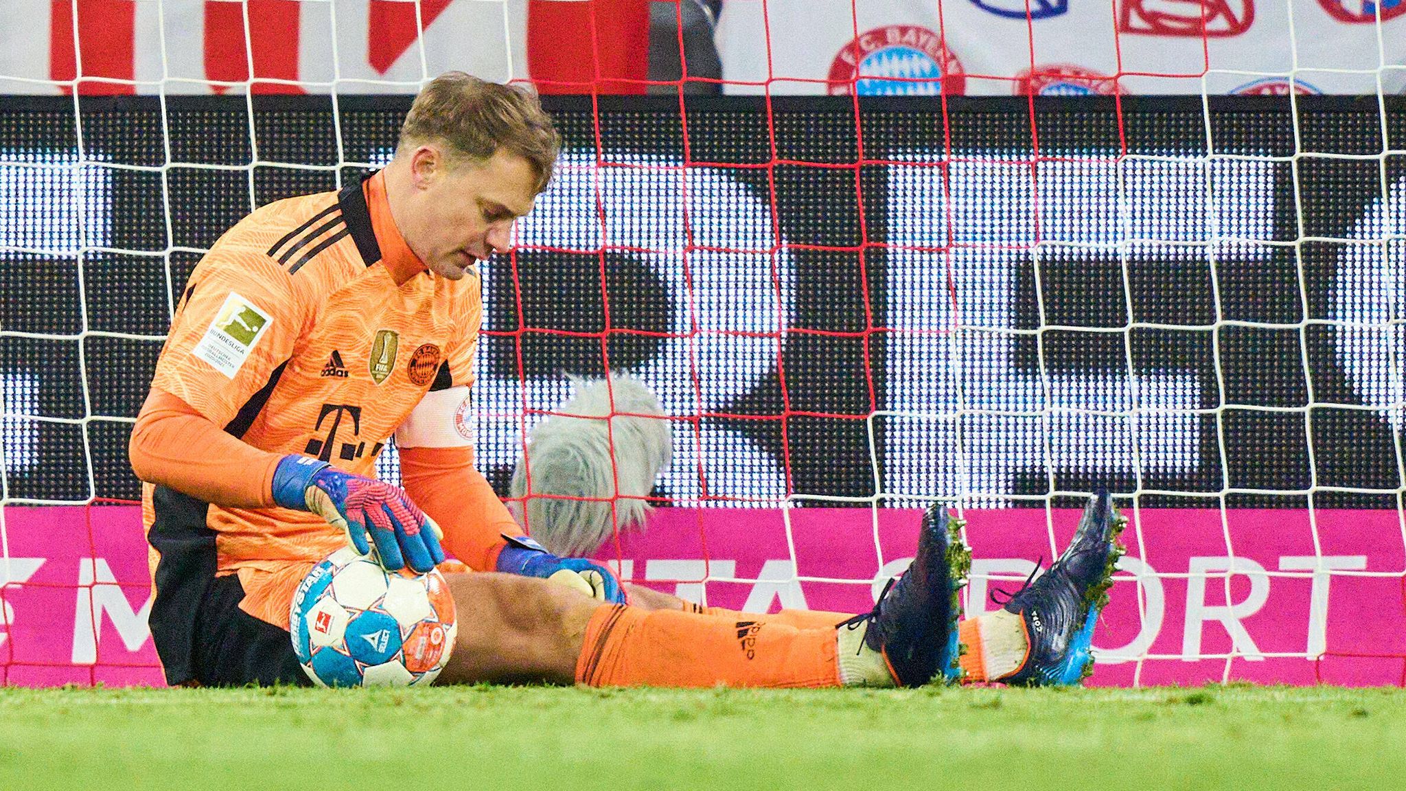 FC Bayern News: Manuel Neuer Muss Nach Knie-OP Wochenlang Pausieren ...