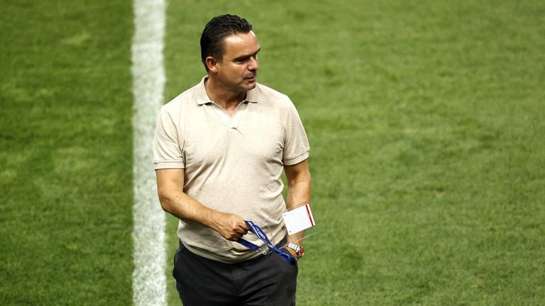 Für Marc Overmars könnte es ungemütlich werden.