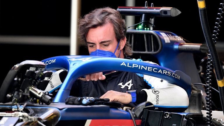 Fernando Alonso bekommt seinen neuen Boliden zu sehen.
