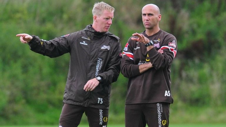 Andre Schubert (r.) 2012 während seiner Zeit als Trainer des FC St. Pauli mit seinem damaligen Assistenten und heutigem Chefcoach Timo Schultz.