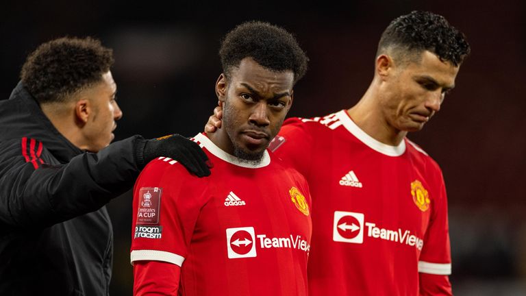 Uniteds Anthony Elanga (mitte) ist rassistisch beleidigt worden.