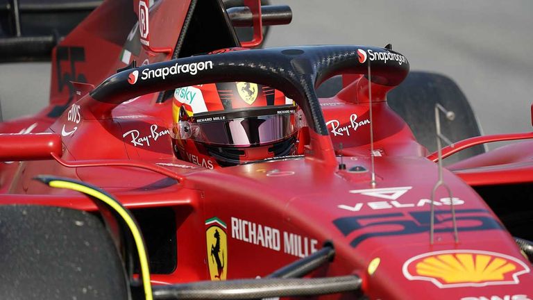 Carlos Sainz (im Bild) und Charles Leclerc konnten mit ihrem neuen Ferrari am ersten Testtag in Barcelona überzeugen. 