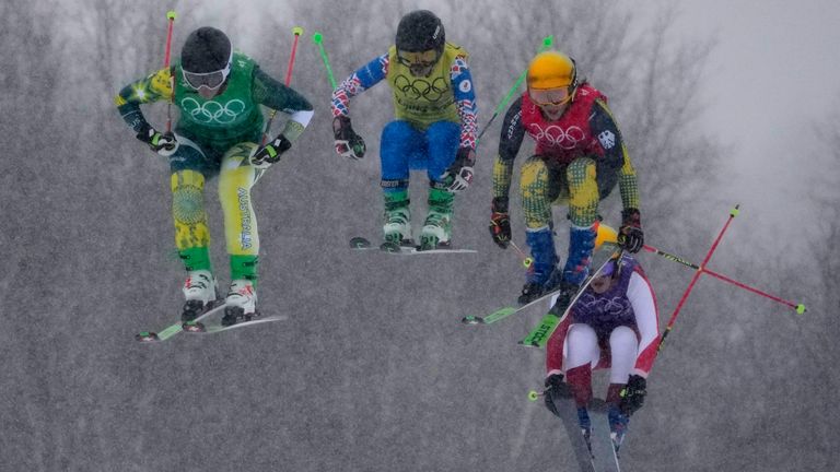 Daniela Maier (2. v. r.) gewinnt bei den Olympischen Winterspielen Gold im Ski Cross Freestyle.