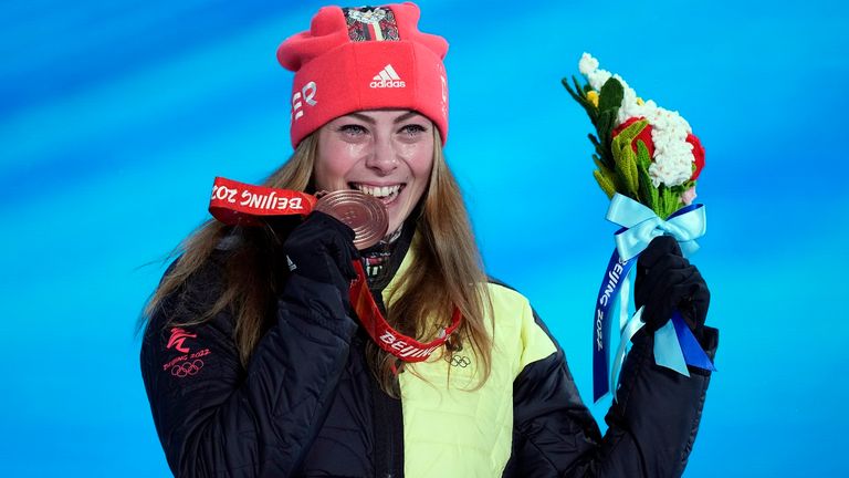 Skicrosserin Daniela Maier muss ihre Bronzemedaille wieder abgeben.