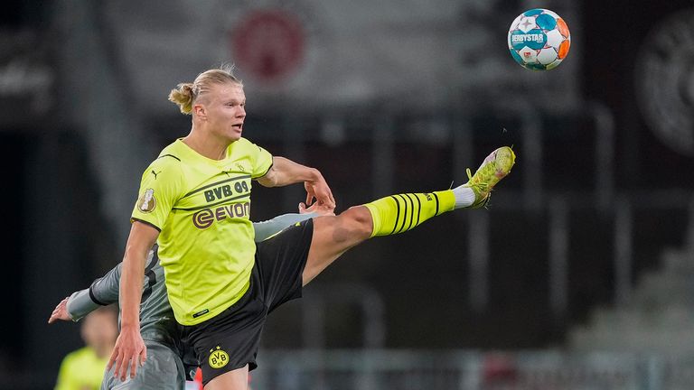 Momentan kann Erling Haaland dem BVB sportlich nicht helfen, der Norweger ist verletzt.