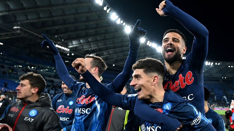 Neapel übernimmt dank des Siegtreffers in der Nachspielzeit die Tabellenführung in der Serie A.