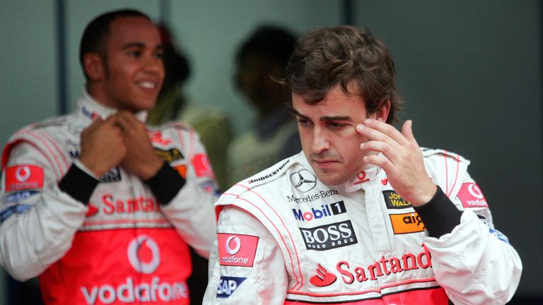 Fernando Alonso (vorne) soll zu McLaren-Zeiten oftmals wütend wegen Lewis Hamilton gewesen sein.