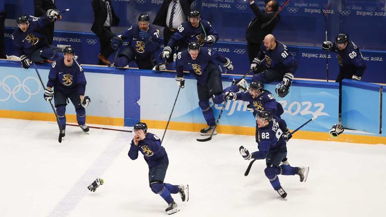Finnland feiert seine ersten Olympia-Sieg im Eishockey.