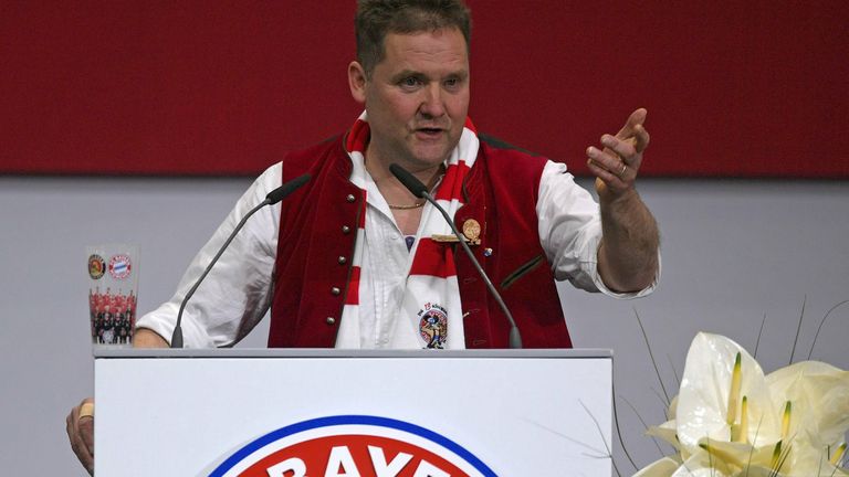 Hans Gehrlein, Chef des Bayern-Fanclubs "13 Höslwanger" bei der Jahreshauptversammlung im November 2017.
