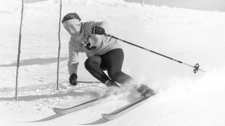 1960 in Squaw Valley: Gold für Heidi Biebl (Ski alpin/Abfahrt). Medaillenanwärterin? Ja. Gold? Überraschte die kürzlich verstorbene Biebl selbst so sehr, dass sie nicht mal die Nationalhymne bei der Siegerehrung erkannte.