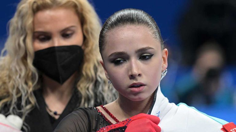 Trainerin Eteri Tutberidse (hinten) kritisiert Kamila Walijewa nach der Eiskunstlauf-Kür in Peking.