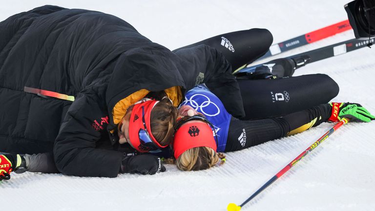 Katharina Hennig (l.) und Victoria Carl können ihr Glück kaum fassen: Olympisches Gold im Langlauf-Teamsprint.