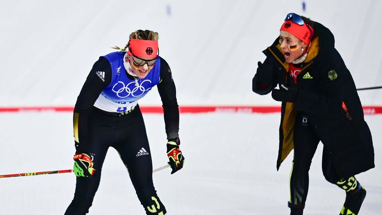 Katharina Hennig (r.) und Victoria Carl können ihr Glück kaum fassen: Olympisches Gold im Langlauf-Teamsprint.