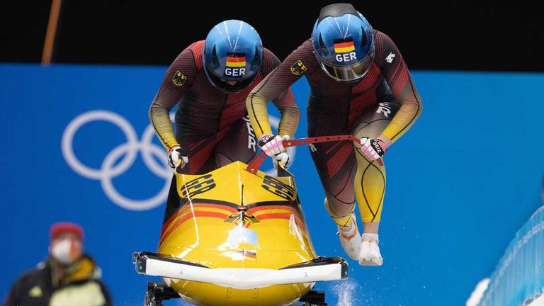 Laura Nolte (r.) und ihre Anschieberin Deborah Levi (l.) holen im Zweierbob der Frauen Olympia-Gold.