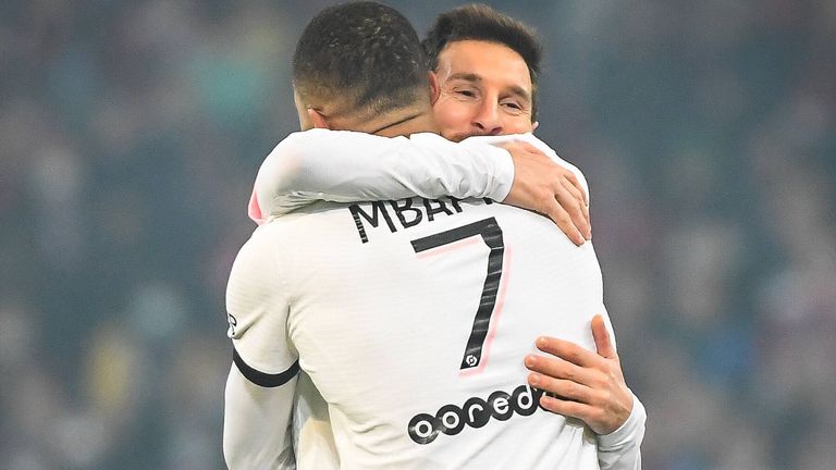 Lionel Messi jubelt mit Kylian Mbappe.