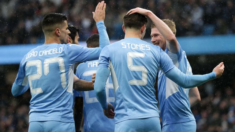 2. Manchester City: -984 Millionen Euro (Ausgaben: 1699 Millionen Euro, Einnahmen: 715 Millionen Euro)