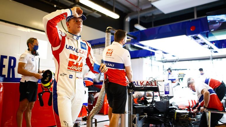 Mick Schumacher hat seinen neuen Helm präsentiert.