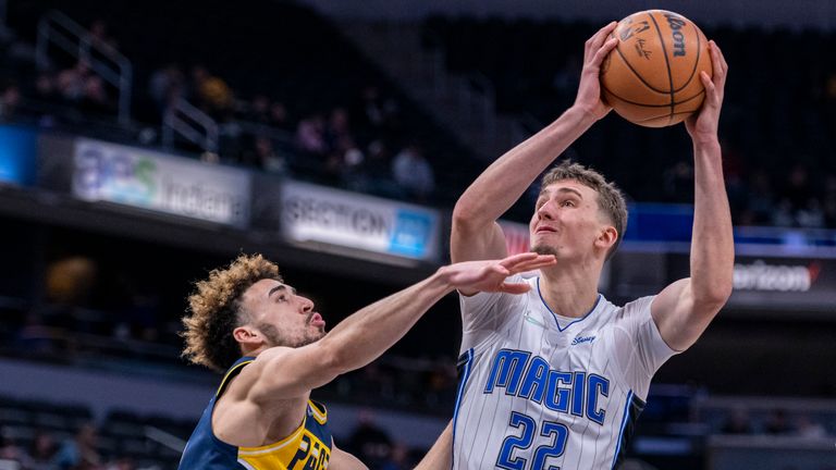 Franz Wagner (r.) gewinnt mit den Orlando Magic knapp.
