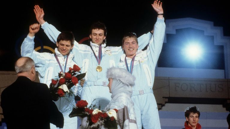 1988 Calgary: Team-Gold für die Nordischen Kombinierer. Nach den Plätzen 13, 25 und 28 im Einzel hatte niemand mehr mit ihnen gerechnet, doch mit vereinten Kräften ließen Thomas Müller, Hans-Peter Pohl und Hubert Schwarz alle hinter sich.