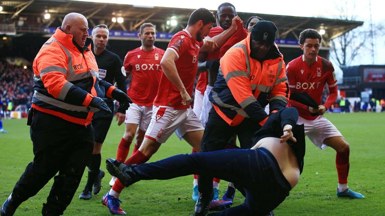Ein Leicester-Flitzer stürmt aufs Feld, schlägt auf die Nottingham-Spieler ein und wird schließlich zu Boden geworfen.