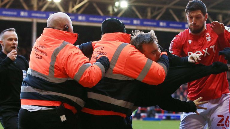 Ein Leicester-Flitzer stürmt aufs Feld, schlägt auf die Nottingham-Spieler ein und wird schließlich zu Boden geworfen.