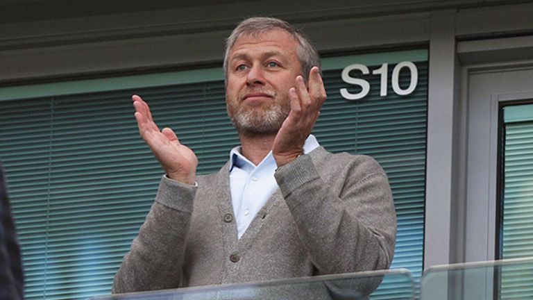 Roman Abramowitsch hat seine Kontrolle über den FC Chelsea vorerst abgegeben.