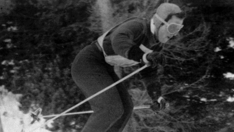 1956 Cortina d'Ampezzo: Gold für Rosa "Ossi" Reichert (Ski alpin/Riesenslalom). Reichert (verstorben 2006) war Deutschlands erste Ski-Olympiasiegerin nach dem Krieg - nachdem ihr wegen einer Verletzung schon das Karriereende gedroht hatte.