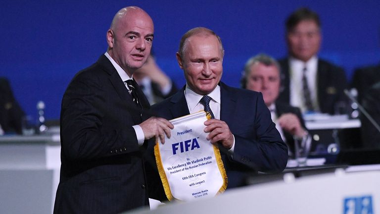 Die FIFA hat Sanktionen gegen Russland ausgesprochen. Einigen Verbänden gehen diese nicht weit genug.